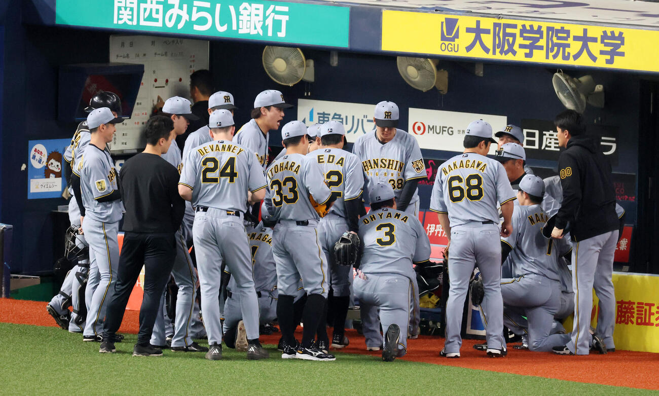 オリックス対阪神　試合前の円陣を組む阪神ナイン（撮影・加藤哉）
