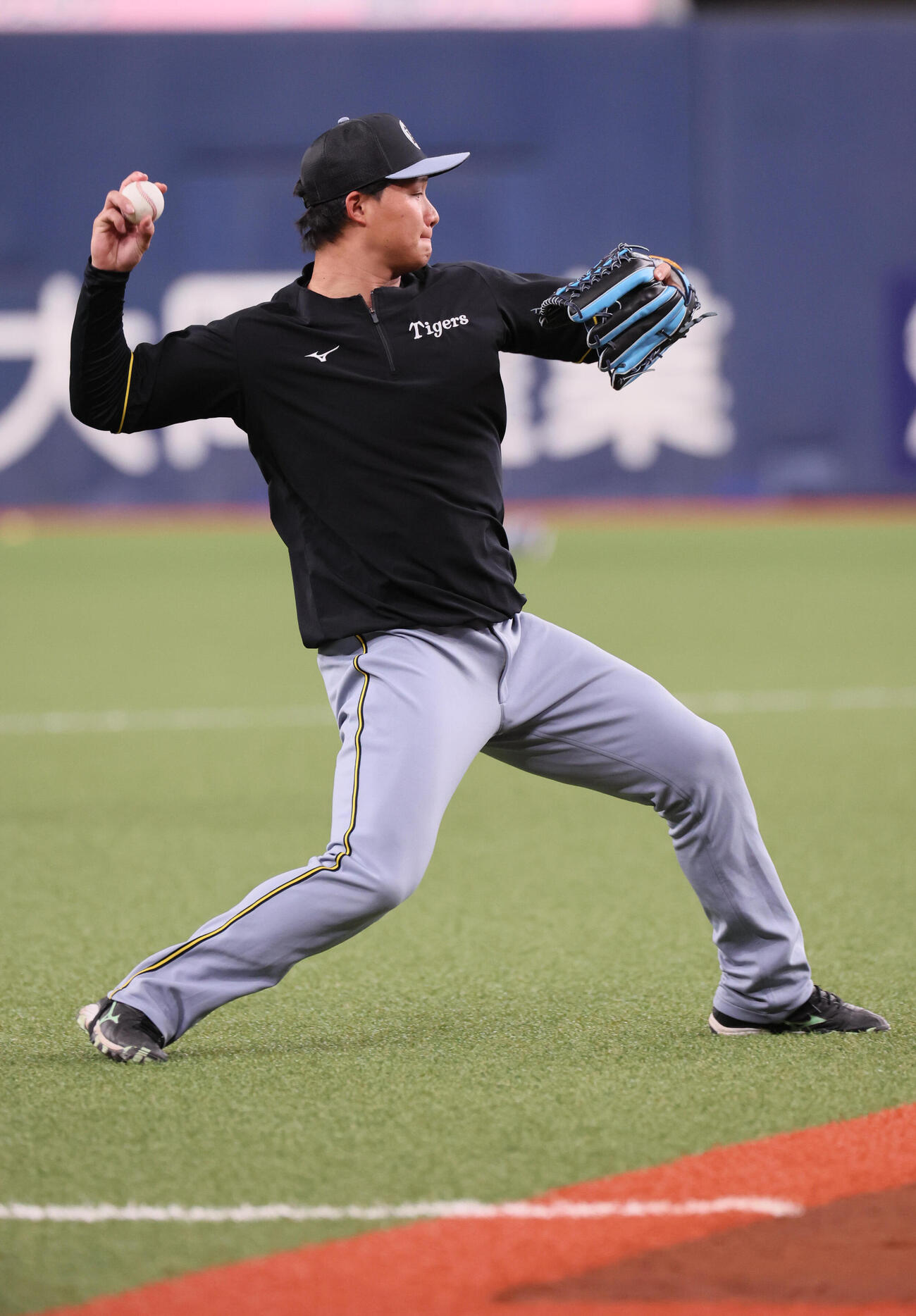 オリックス対阪神　三塁でノックを受ける阪神森下（撮影・宮崎幸一）