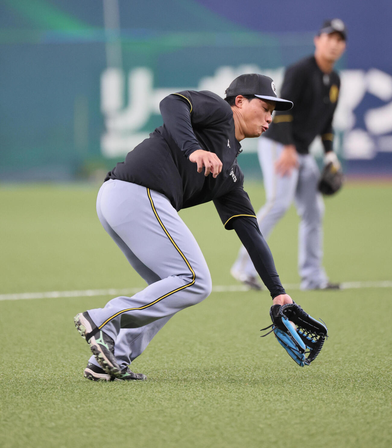 オリックス対阪神　三塁でノックを受ける阪神森下（撮影・宮崎幸一）