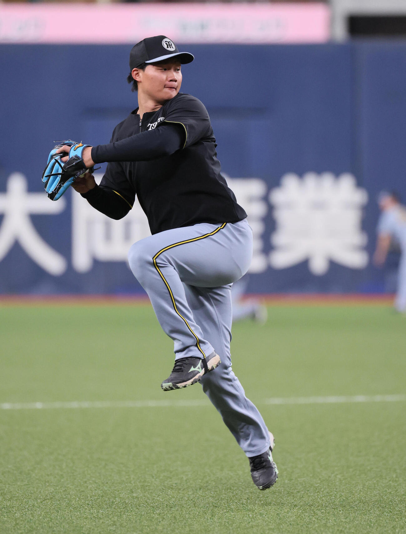 オリックス対阪神　三塁でノックを受ける阪神森下（撮影・宮崎幸一）