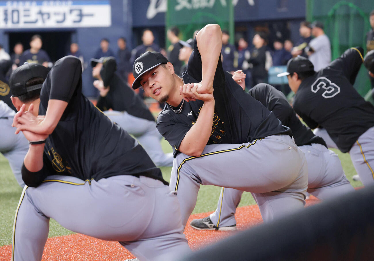 オリックス対阪神　ストレッチする阪神佐藤（撮影・宮崎幸一）