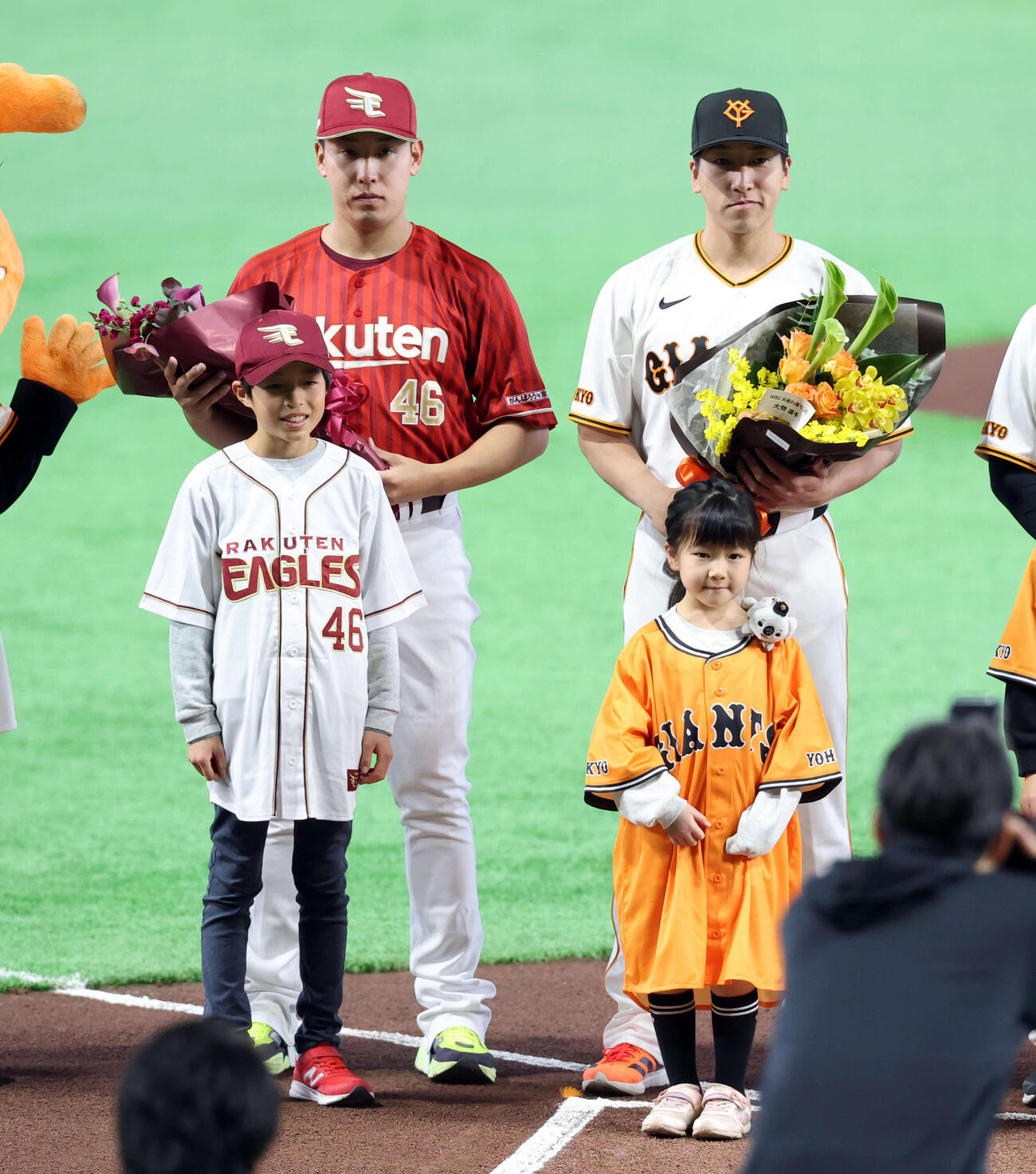 巨人対楽天　試合前、WBC出場者に子供ファンから花束贈呈され、記念撮影する楽天藤平（左）と巨人大勢（撮影・浅見桂子）
