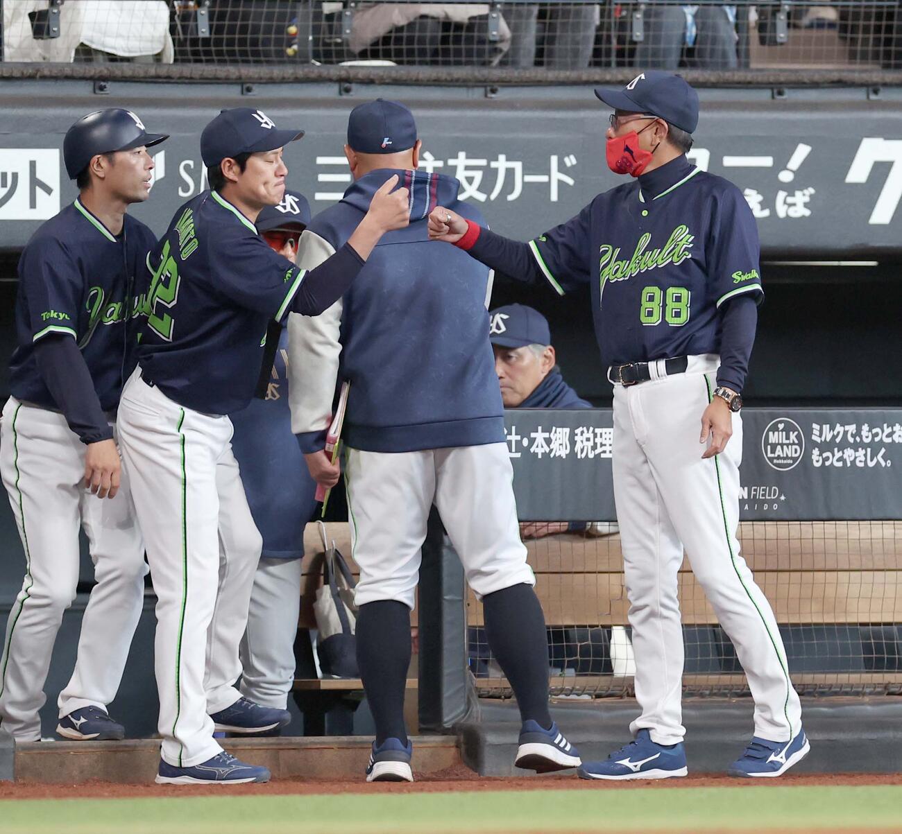 日本ハム対ヤクルト　試合後、コーチ陣とタッチする池山監督（右）（撮影・黒川智章）