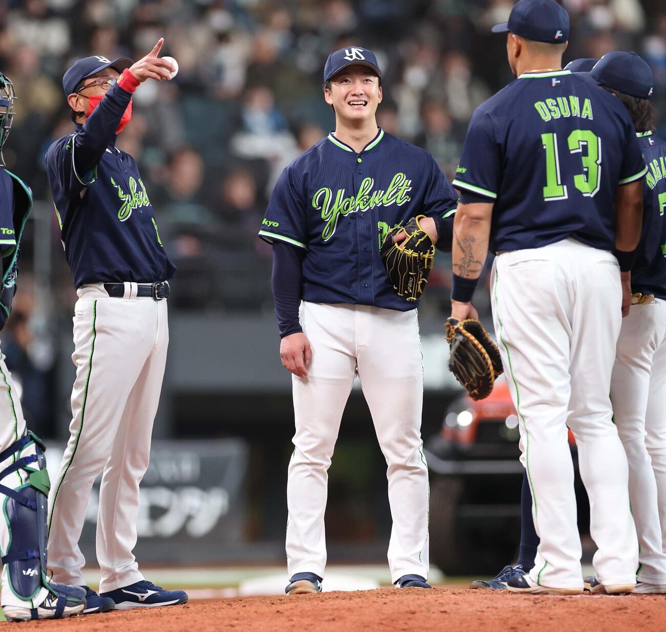 日本ハム対ヤクルト　7回裏、笑顔で途中降板する吉村（左から2人目）（撮影・黒川智章）