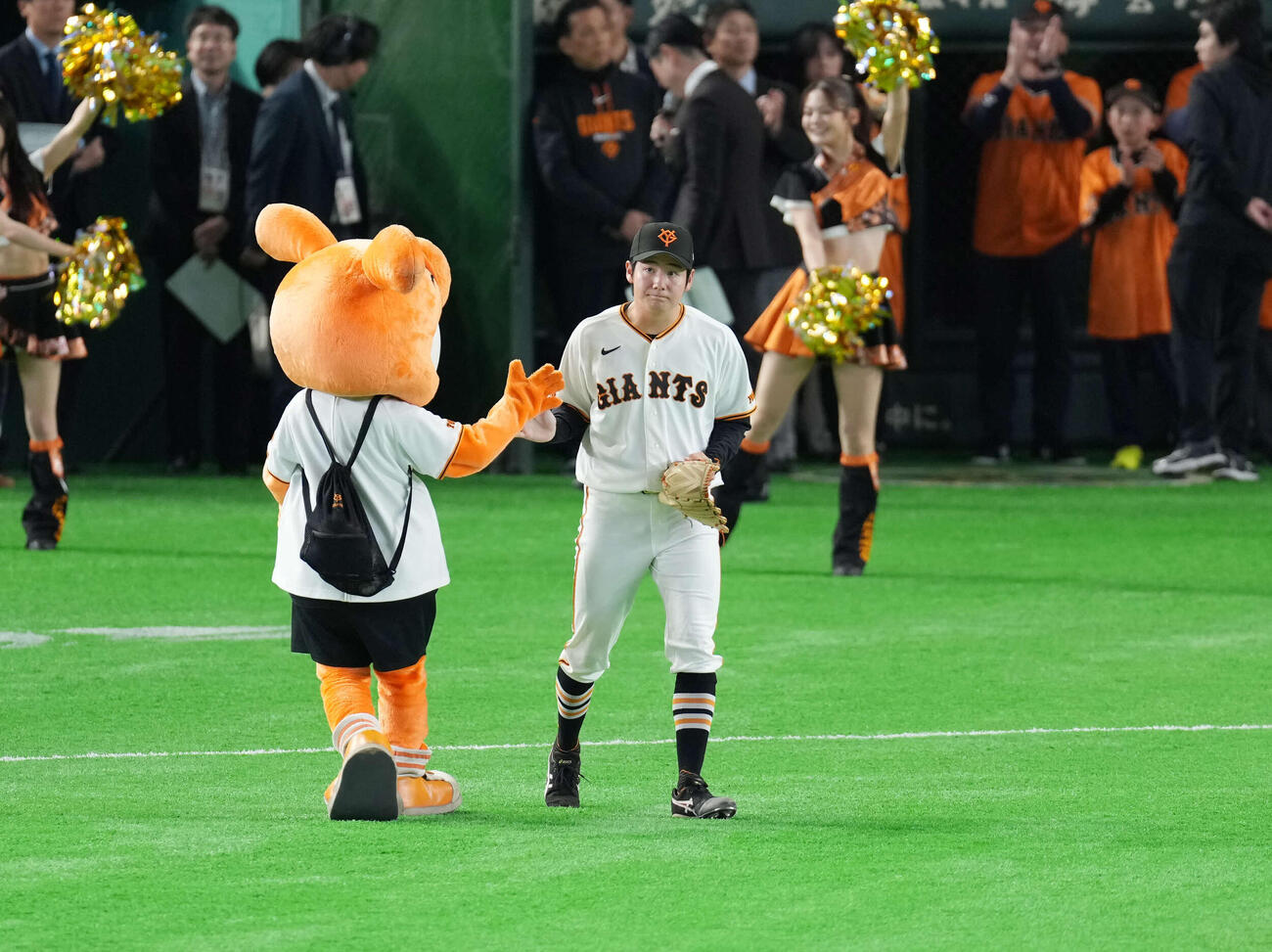 巨人対楽天　ジャビットとタッチを交わし登板する巨人竹丸（撮影・増田悦実）