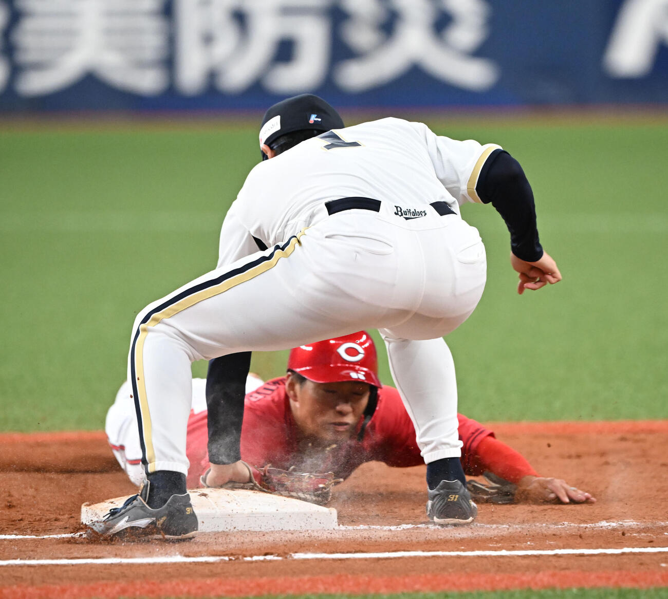 オリックス対広島　7回表広島2死一、二塁、平野のけん制にタッチアウトとなる中村奨（2026年3月17日撮影）