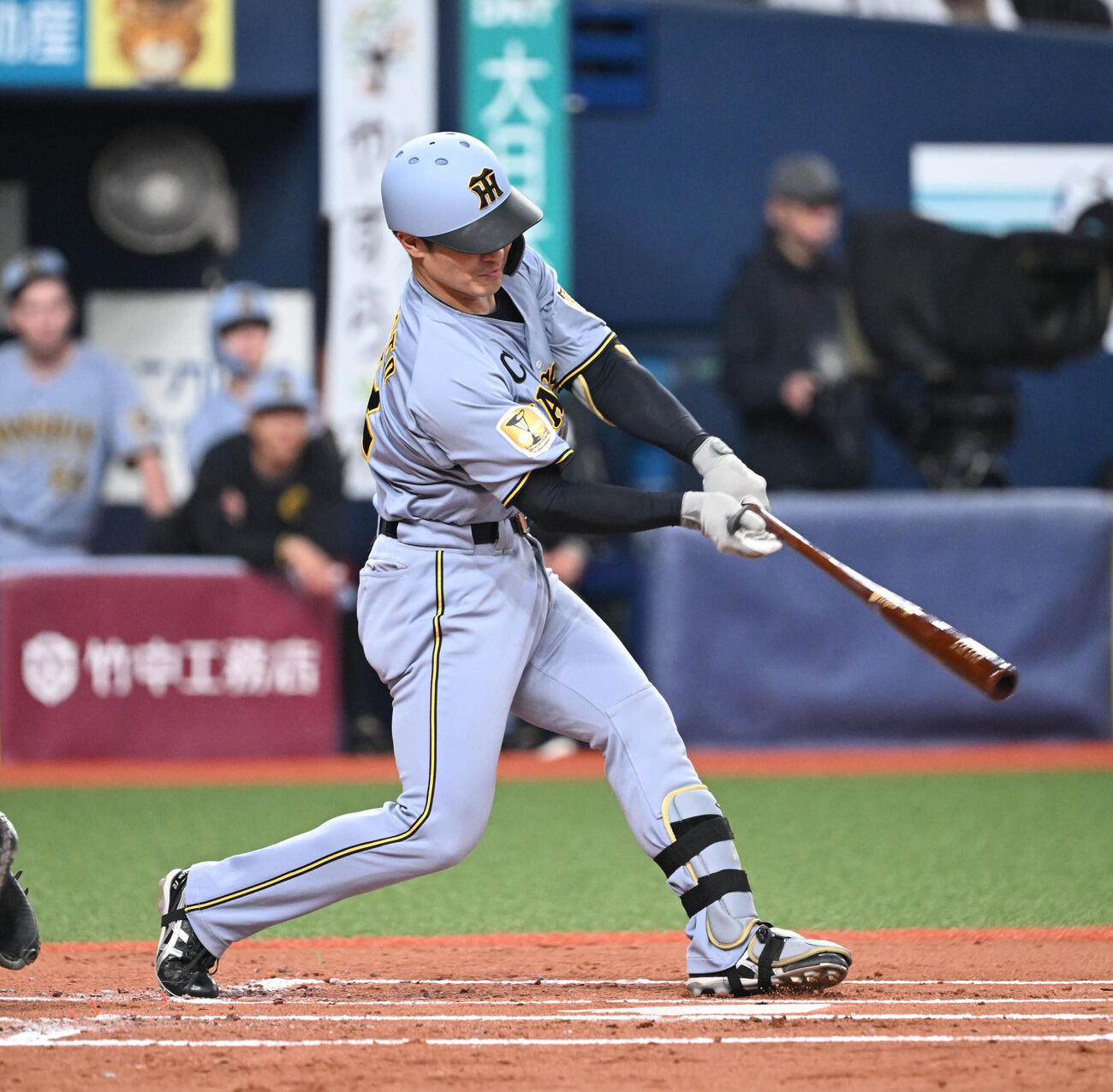 オリックス対阪神　2回表阪神1死満塁、左前適時打を放つ坂本（撮影・和賀正仁）