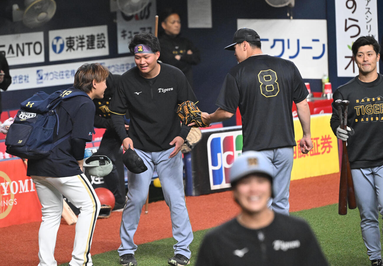 試合前、笑顔であいさつする左からオリックス宮城、阪神森下、佐藤輝、坂本（撮影・和賀正仁）