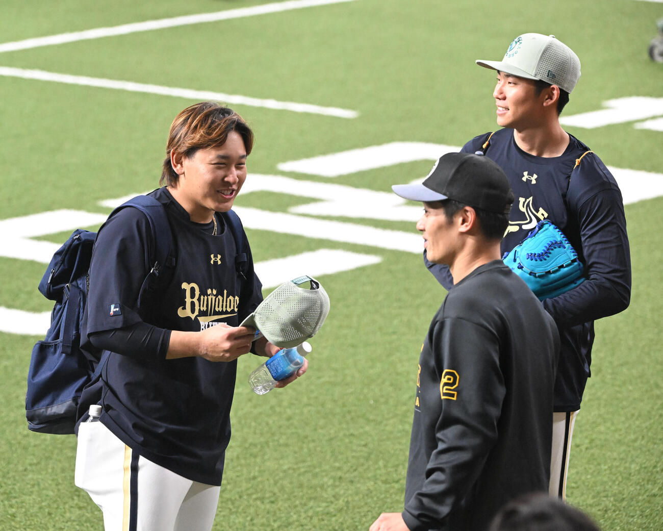 試合前、笑顔で話す左からオリックス宮城、曽谷、阪神坂本（撮影・和賀正仁）