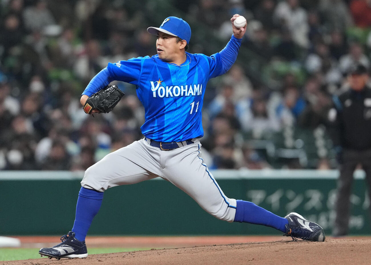 西武対DeNA　先発し力投するDeNA東（撮影・鈴木みどり）