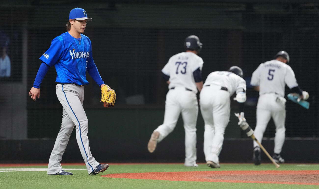 西武対DeNA 7回裏西武2死二、三塁、代打山村の内野安打と遊撃手石上の悪送球で失点し、うつむく中川颯（左）（撮影・鈴木みどり）