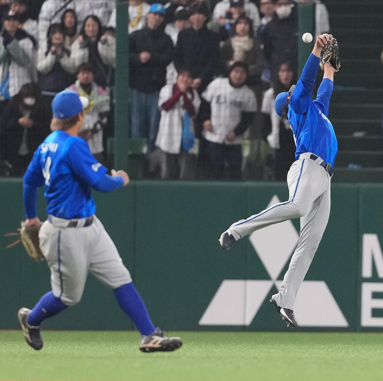 西武対DeNA 7回裏西武無死、桑原の打球を落球する左翼手九鬼（右）（撮影・鈴木みどり）