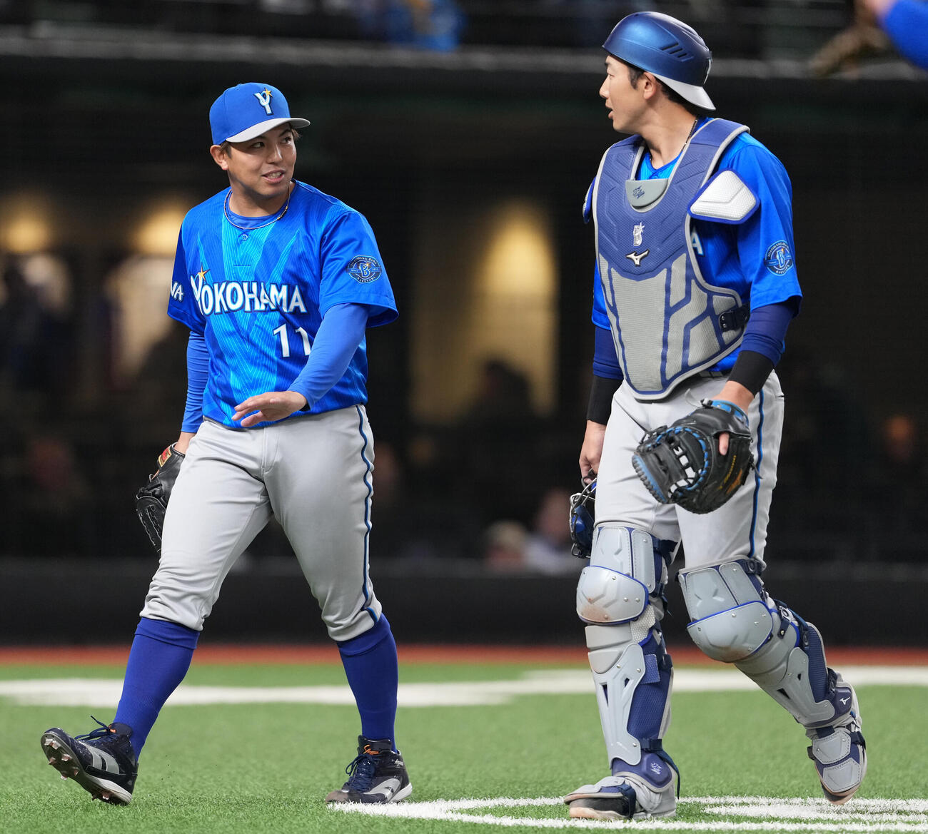 西武対DeNA 2回裏まで無失点に抑え、山本（右）と話しながらベンチへ戻るDeNA東（撮影・鈴木みどり）