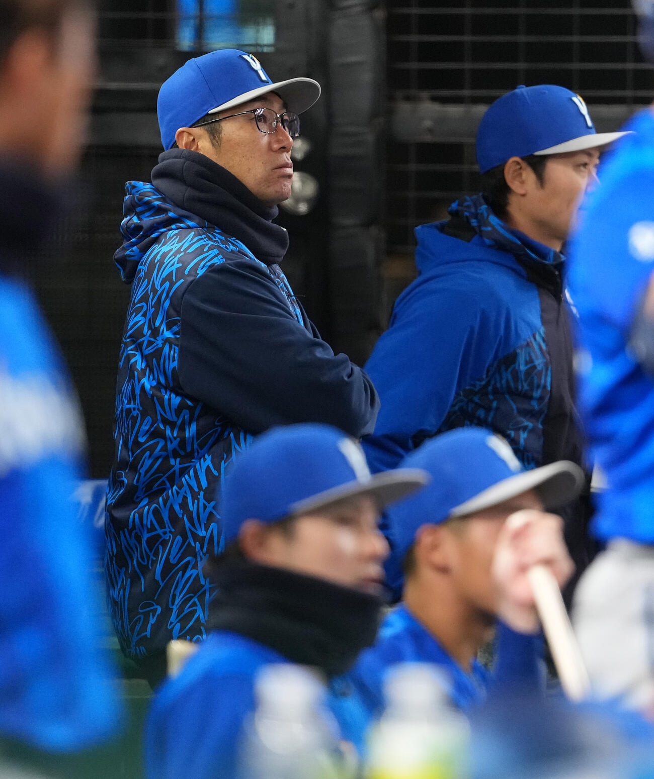 西武対DeNA　ベンチで腕を組むDeNA相川監督（撮影・鈴木みどり）