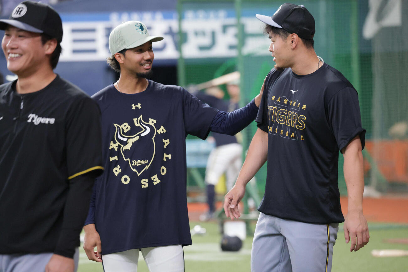 オリックス対阪神　談笑するオリックス宗と阪神佐藤（撮影・宮崎幸一）