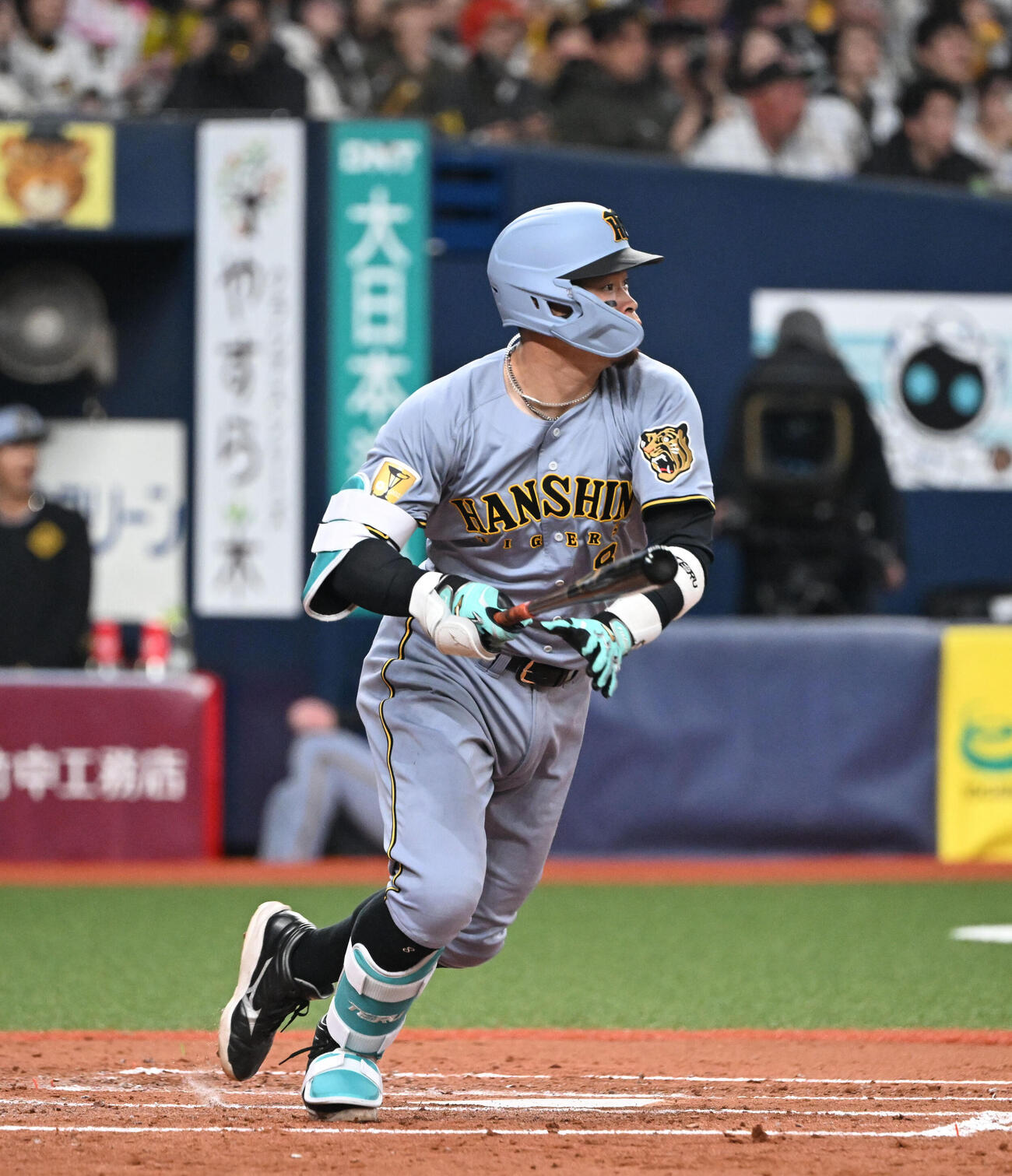 オリックス対阪神　3回表阪神1死、右中間に二塁打を放つ佐藤輝（撮影・和賀正仁）
