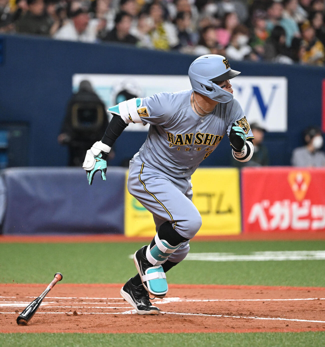 オリックス対阪神　3回表阪神1死、右中間に二塁打を放つ佐藤輝（撮影・和賀正仁）