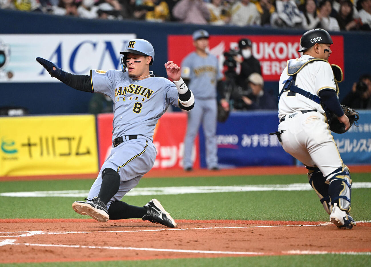 オリックス対阪神　3回表阪神2死二塁、高寺の中前適時打で生還する佐藤輝（撮影・和賀正仁）