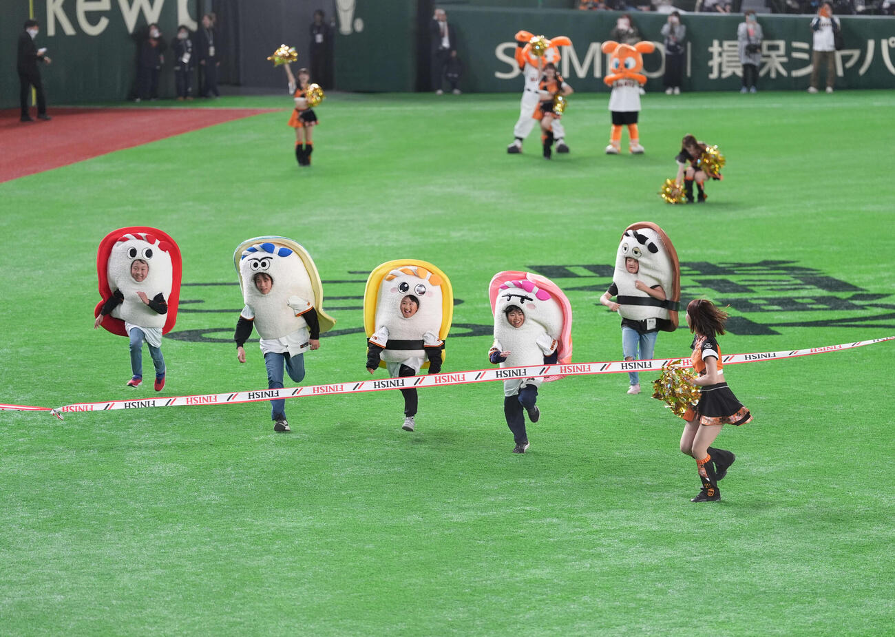巨人対楽天　すしレースはえびが1着でゴールする（撮影・増田悦実）