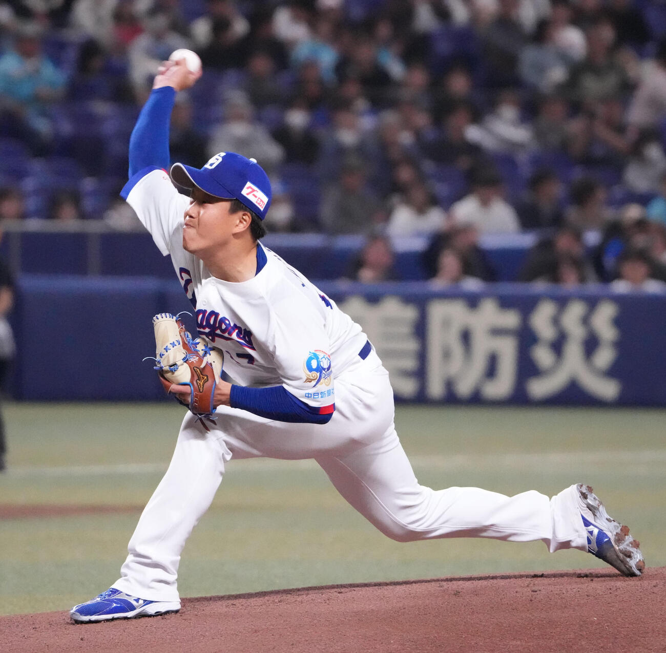 中日対ロッテ　1回表、登板する中日先発の柳（撮影・森本幸一）