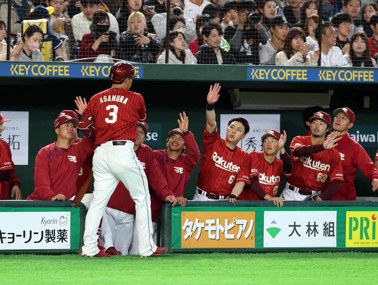 巨人対楽天　2回表楽天1死、浅村（手前）が先制ソロ本塁打を放ちハイタッチで迎える楽天の選手たち（撮影・浅見桂子）