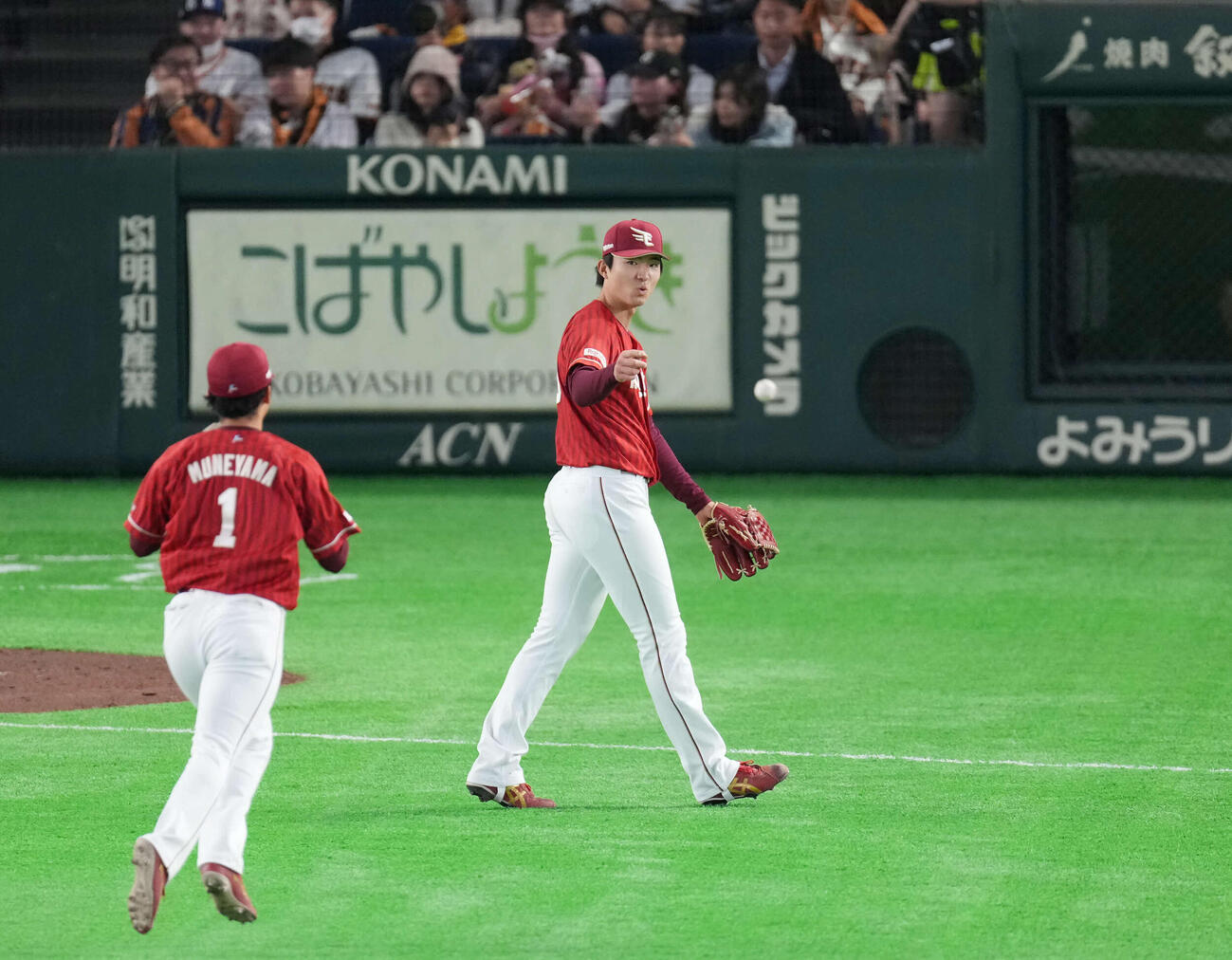 巨人対楽天　4回を無失点で終え、中山の打球を遊ゴロに仕留めた宗山を指さす荘司（撮影・増田悦実）