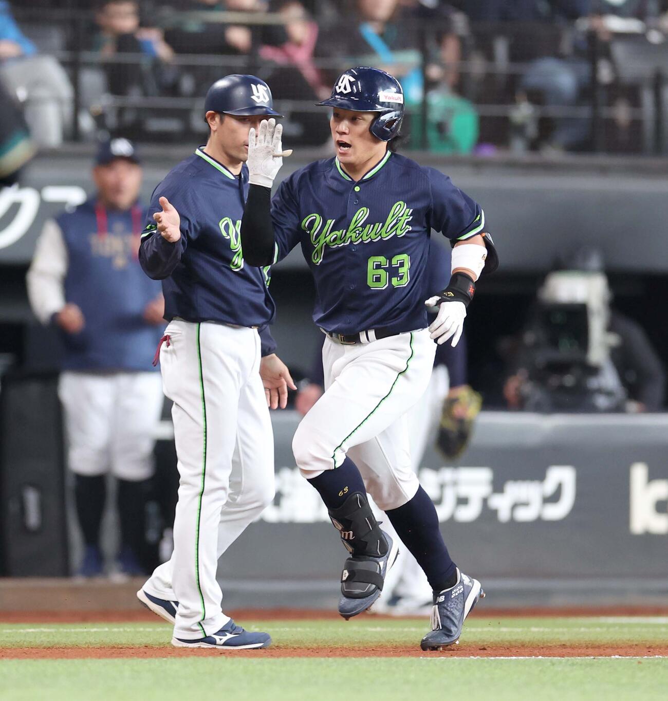 日本ハム対ヤクルト　5回表ヤクルト無死、左中間に本塁打を放ちタッチする増田（撮影・黒川智章）