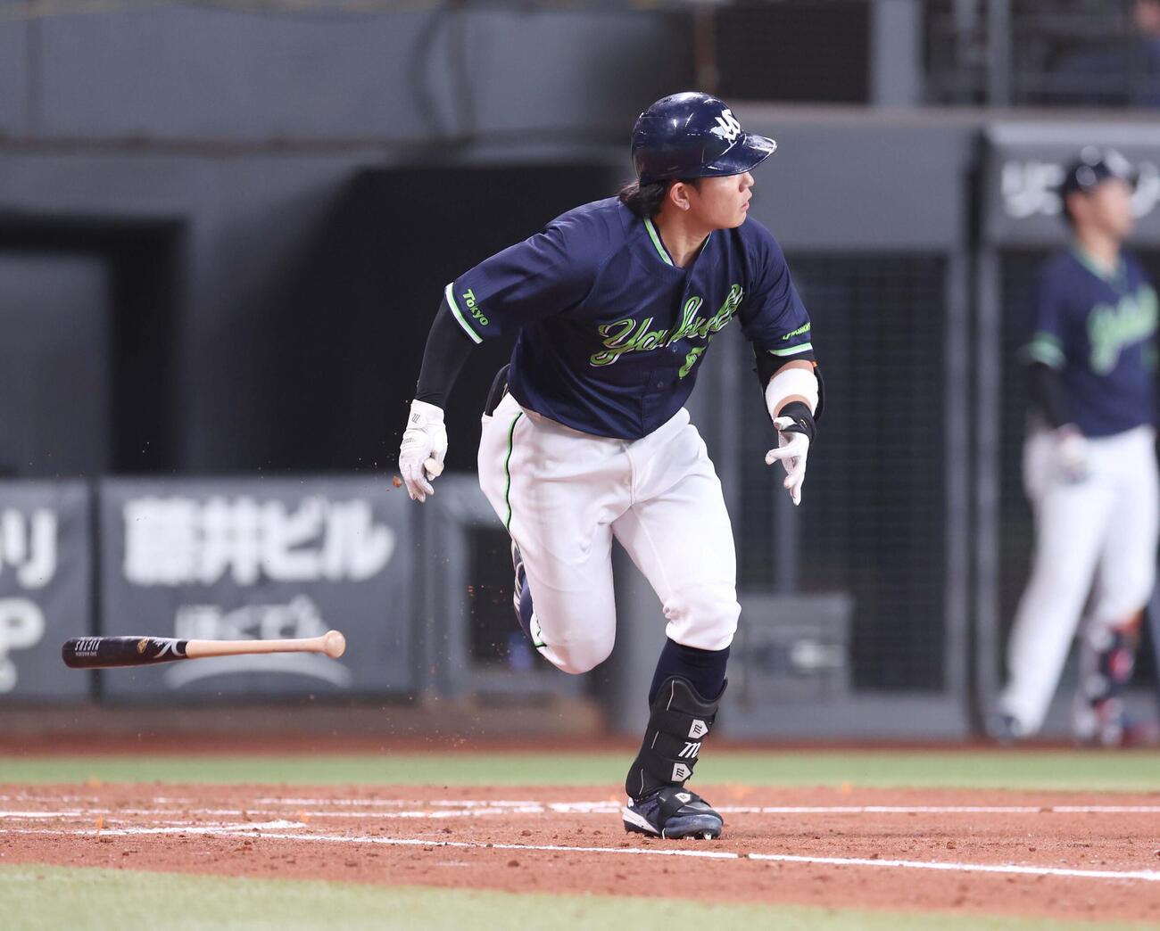 日本ハム対ヤクルト　5回表ヤクルト無死、左中間に本塁打を放つ増田（撮影・黒川智章）
