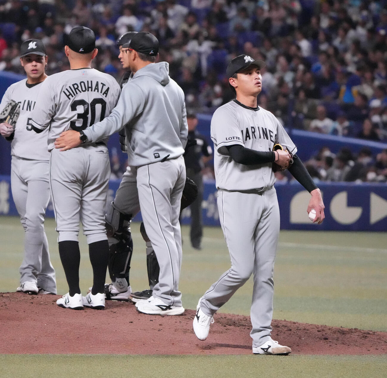 中日対ロッテ　5回裏中日1死満塁、毛利（右）はマウンドを降りる（撮影・森本幸一）
