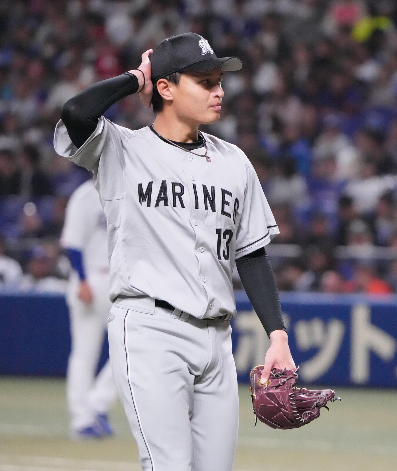 中日対ロッテ　4回終了、ベンチへ戻るロッテ先発の毛利（撮影・森本幸一）