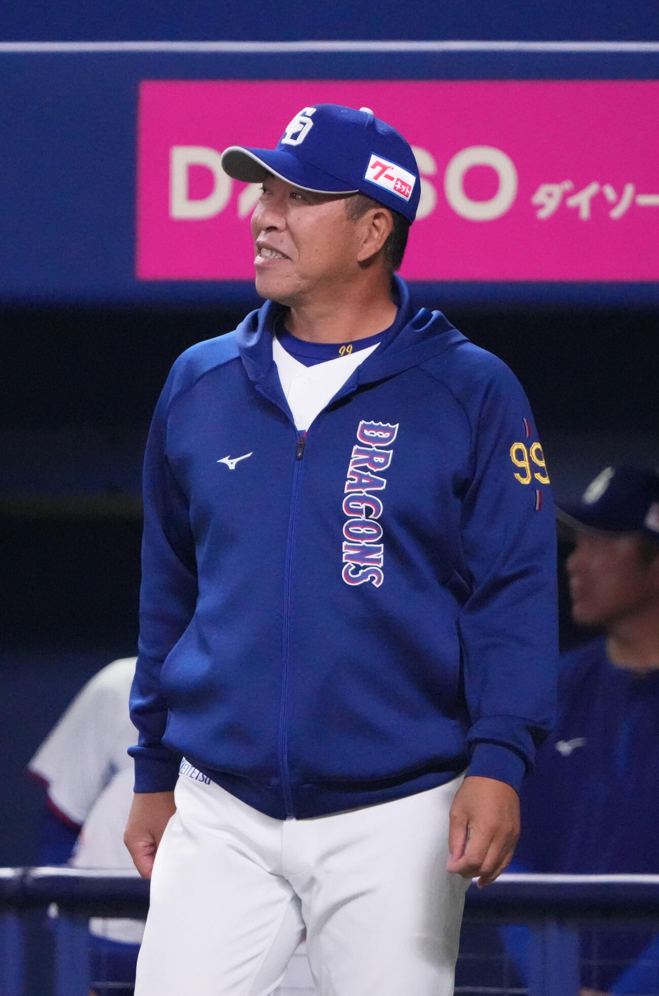 中日対ロッテ　8回終了、選手交代を告げる井上監督（撮影・森本幸一）