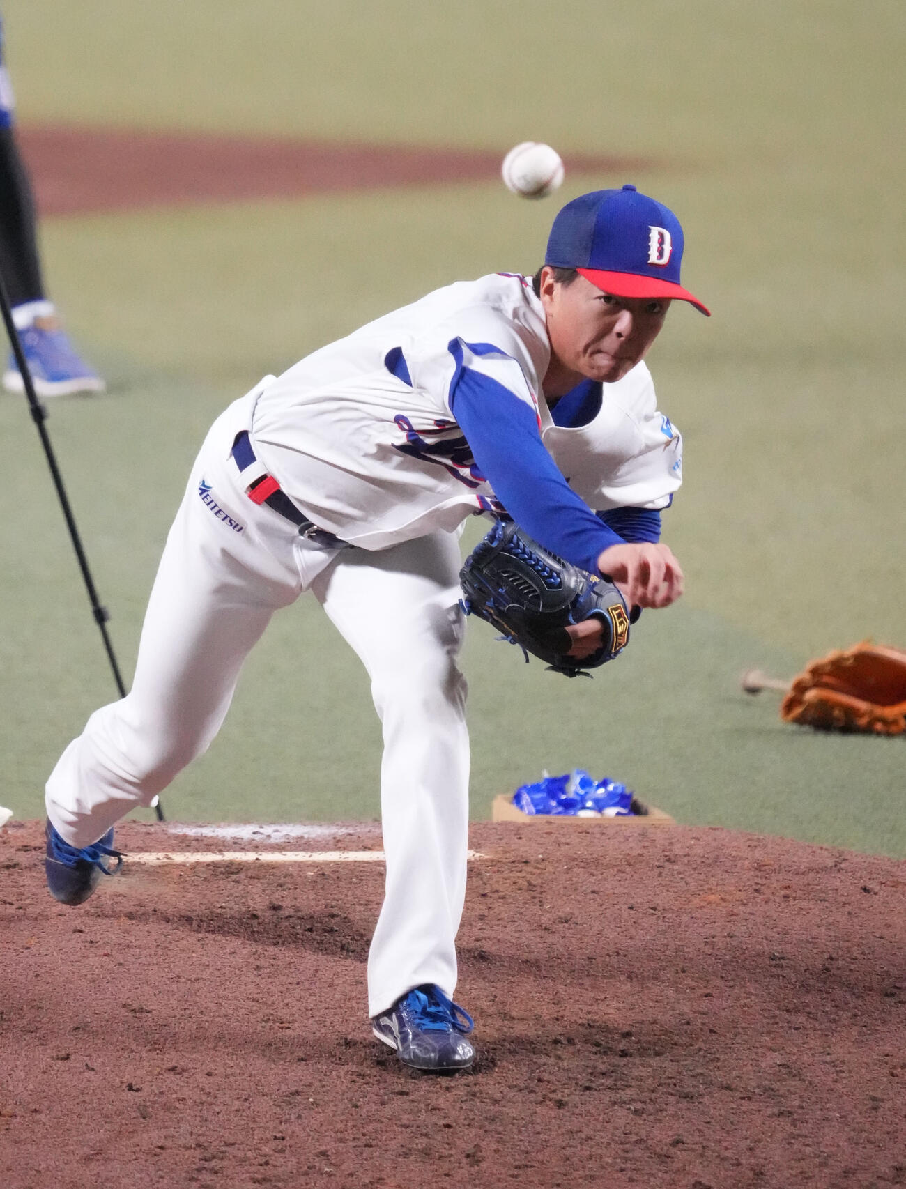 マウンドを利用し投球練習をする桜井（撮影・森本幸一）