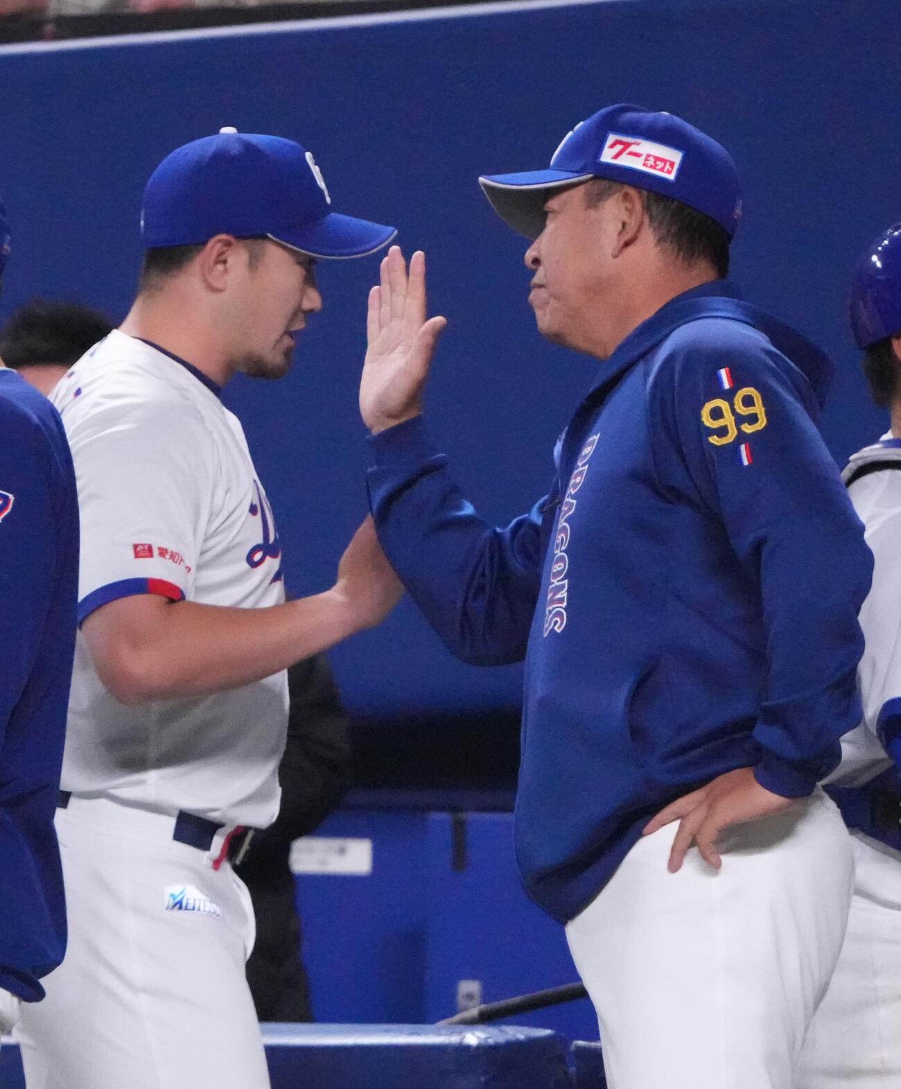 中日対ロッテ　試合終了、勝野（左）とタッチを交わす井上監督（撮影・森本幸一）