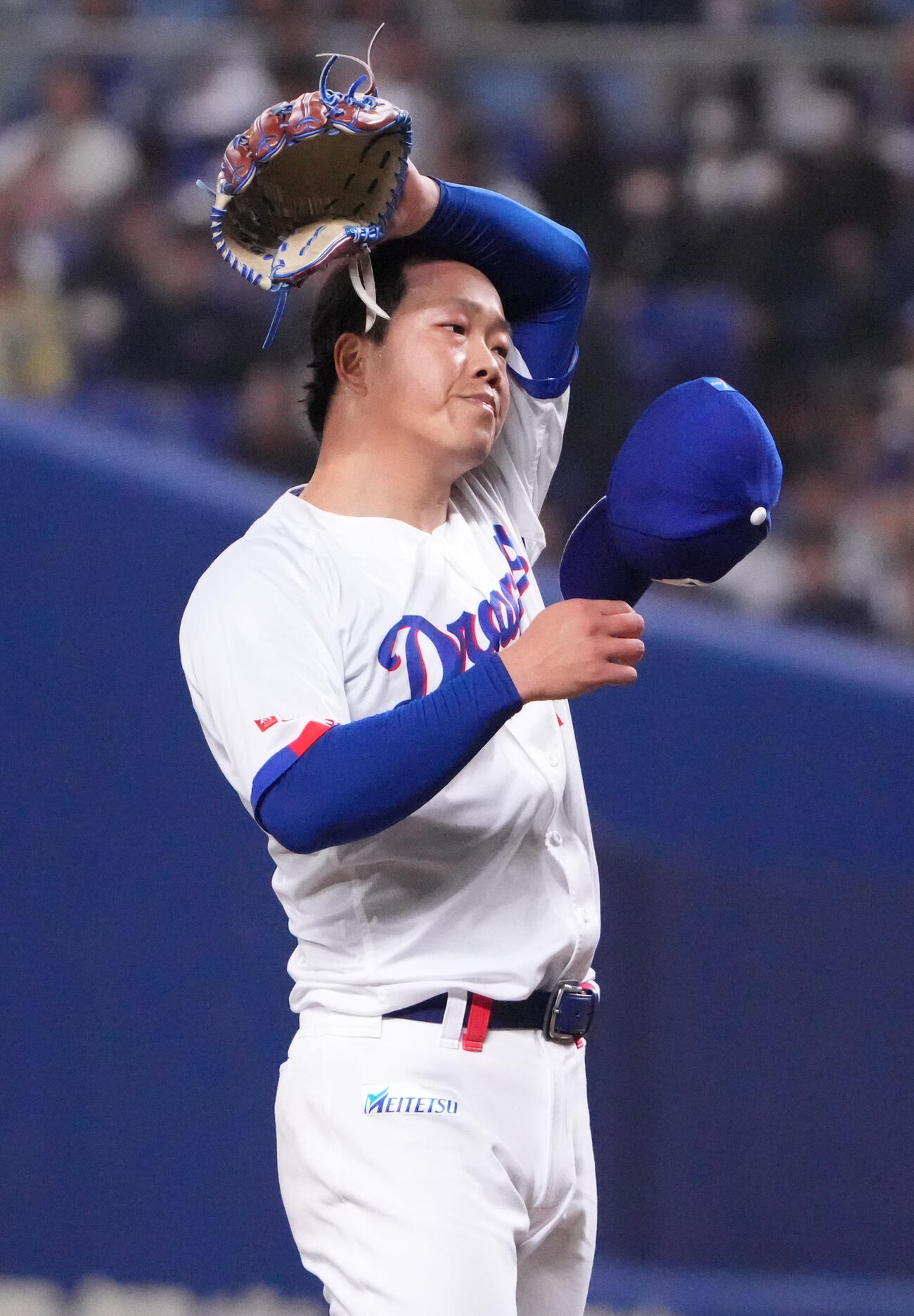 3回表ロッテ1死一塁、汗を拭く中日先発の柳（撮影・森本幸一）
