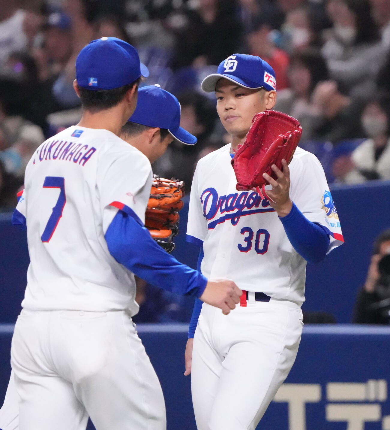 中日対ロッテ　5回表終了、根尾（右）はナインとタッチを交わしベンチへ戻る（撮影・森本幸一）