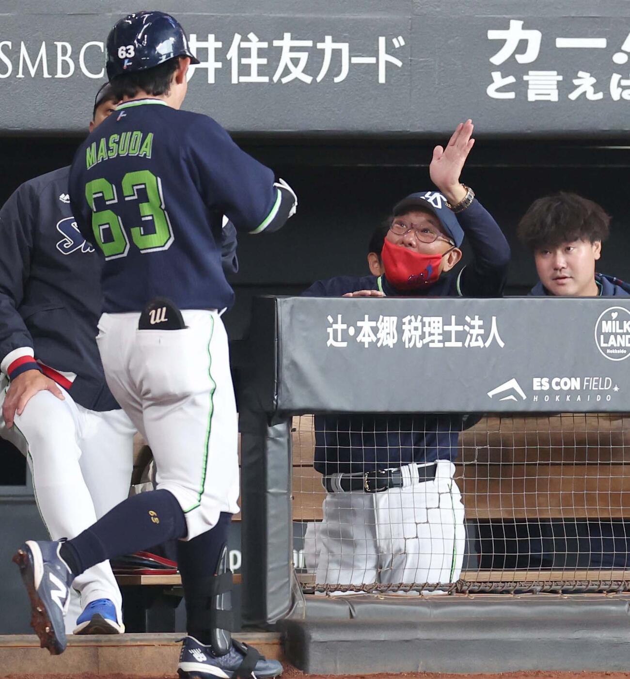 日本ハム対ヤクルト　5回表ヤクルト無死、左中間に本塁打を放った増田を出迎える池山監督（撮影・黒川智章）