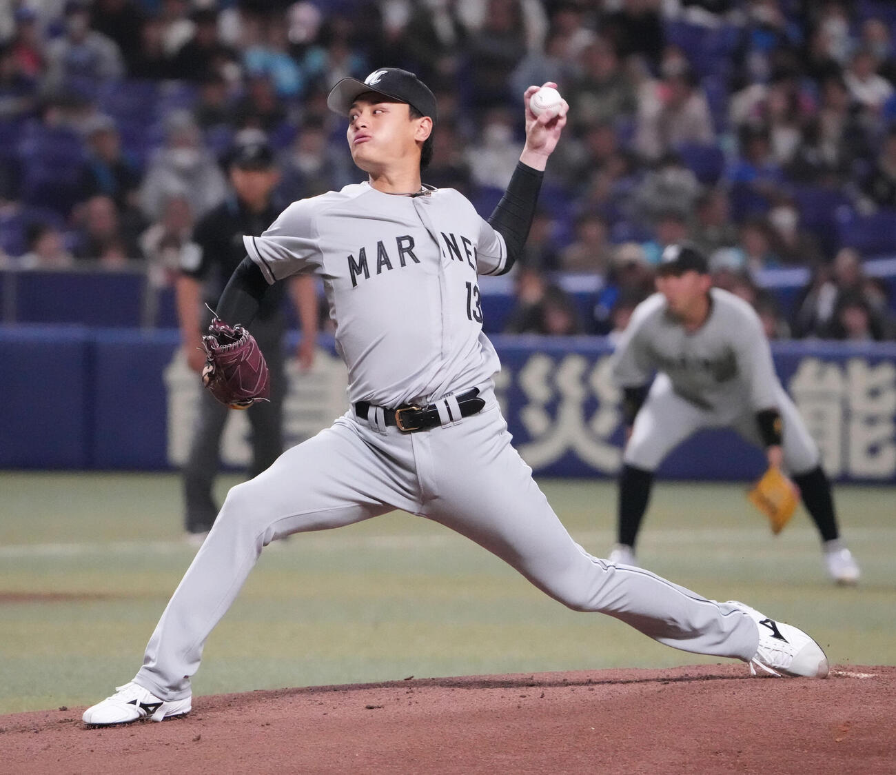 中日対ロッテ　1回裏、登板するロッテ先発の毛利（撮影・森本幸一）