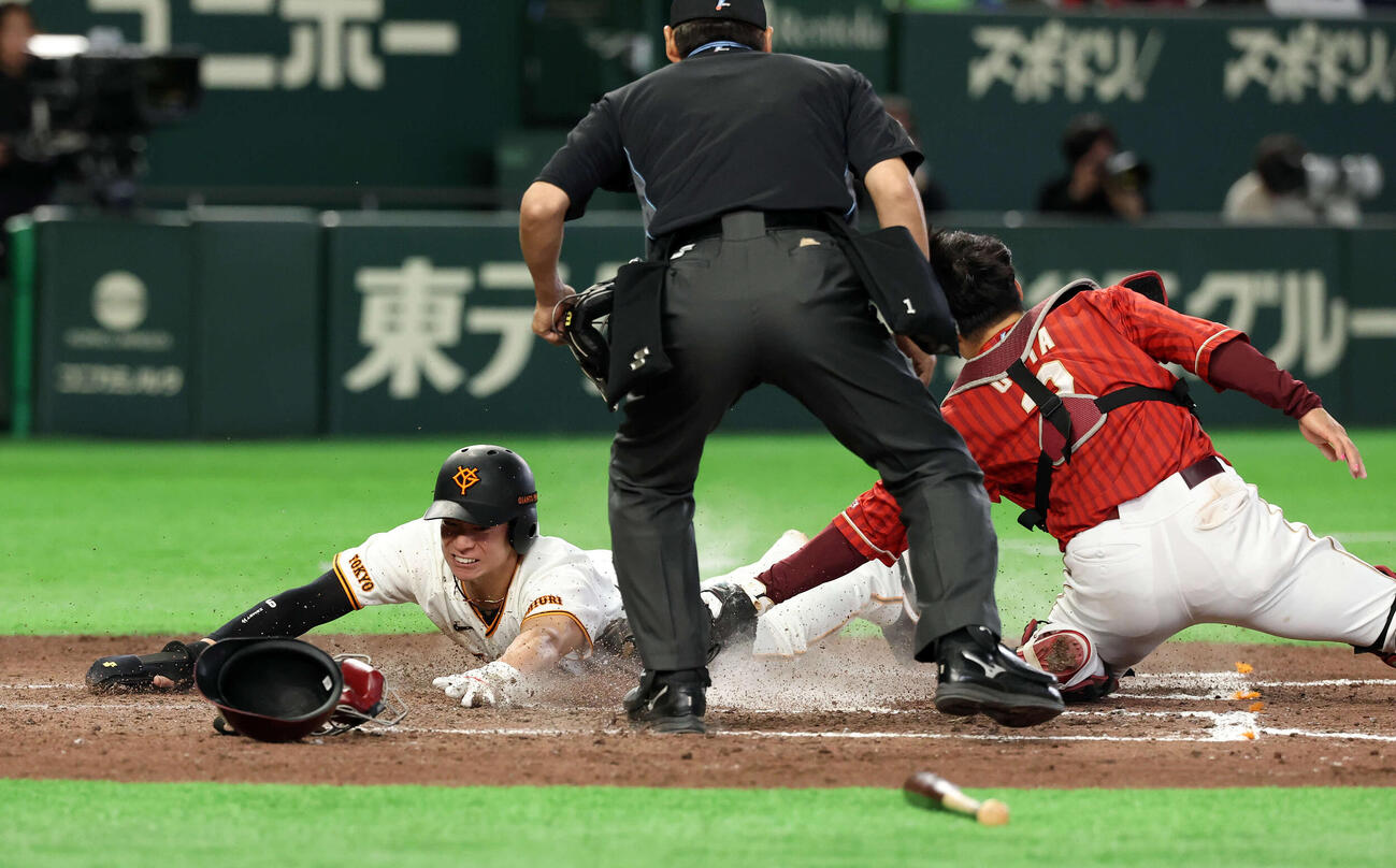 巨人対楽天　8回裏巨人1死三塁、浦田の遊ゴロ野選で、本塁ヘッドスライティングで生還する松本。捕手太田（撮影・浅見桂子）