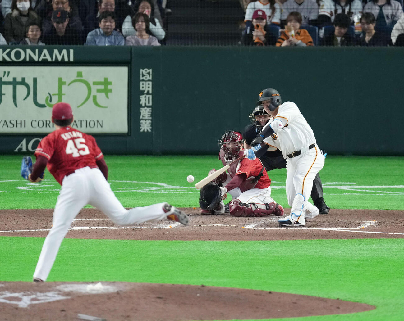 巨人対楽天　6回裏巨人2死一塁、安打を放つ岸田。投手は九谷（撮影・増田悦実）