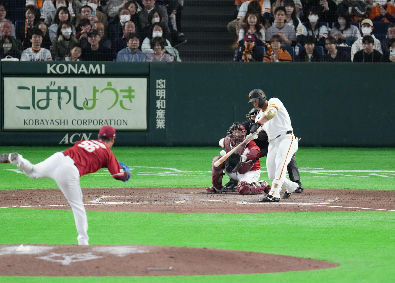 巨人対楽天　8回裏巨人1死一塁、安打を放つ石塚。投手は鈴木翔（撮影・増田悦実）