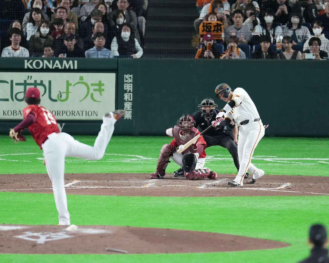 巨人対楽天　5回裏巨人無死、安打を放つ坂本。投手は荘司（撮影・増田悦実）