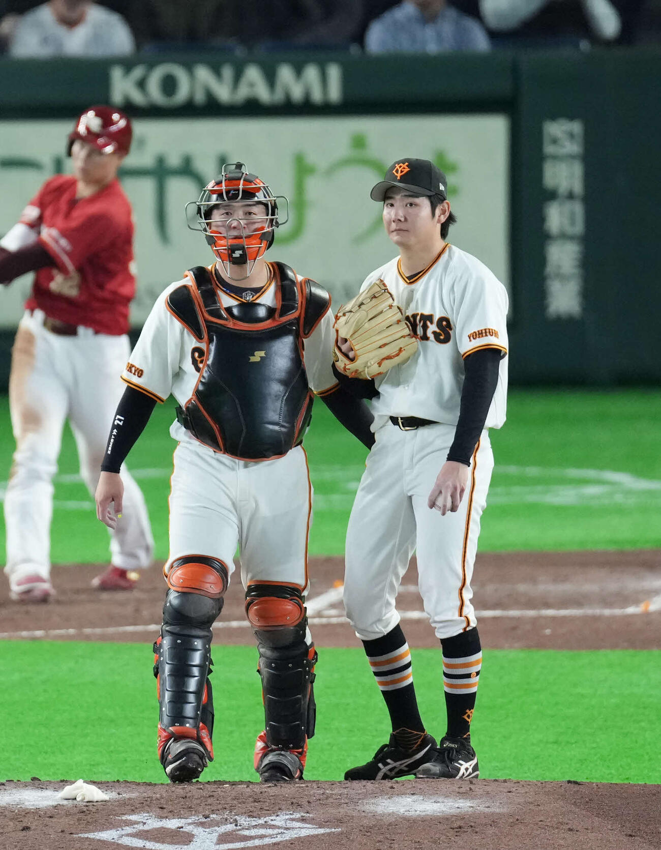 巨人対楽天　5回表楽天2死一塁、マウンドで話す岸田（左）と竹丸（撮影・増田悦実）