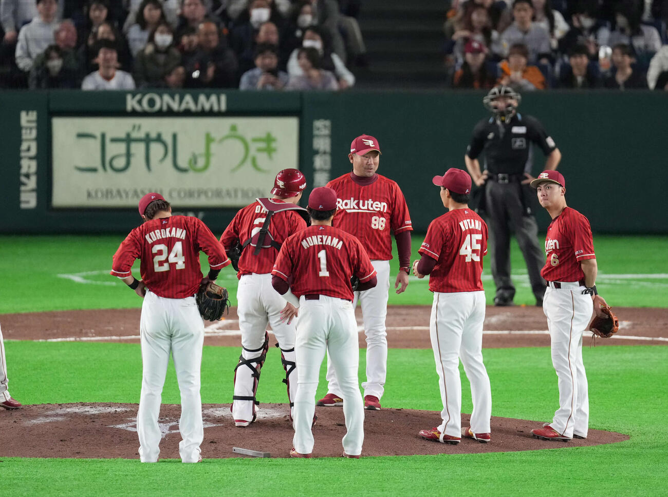 巨人対楽天　6回裏巨人2死三塁、九谷（右から2人目）に話す三木監督（中央）（撮影・増田悦実）
