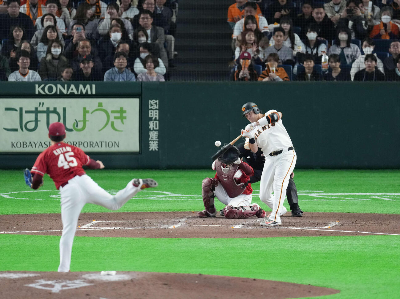 巨人対楽天　6回裏巨人2死三塁、右適時打を放つダルベック（撮影・増田悦実）