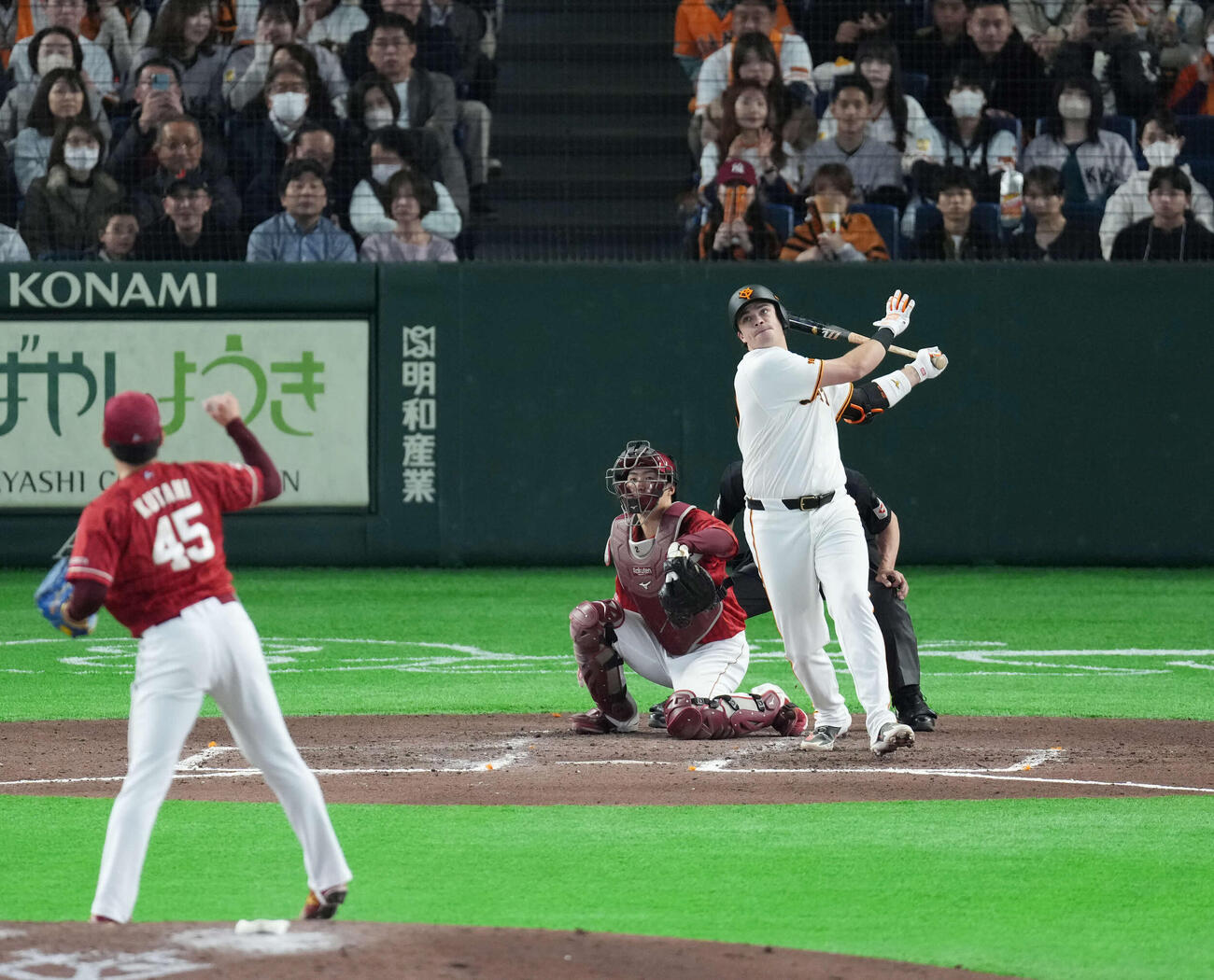 巨人対楽天　6回裏巨人2死三塁、右適時打を放つダルベック（撮影・増田悦実）