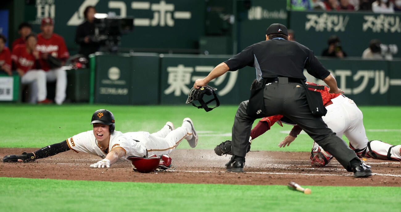 巨人対楽天　8回裏巨人1死三塁、浦田の打球が相手野選を呼び本塁ヘッドスライティングで生還する松本（撮影・浅見桂子）