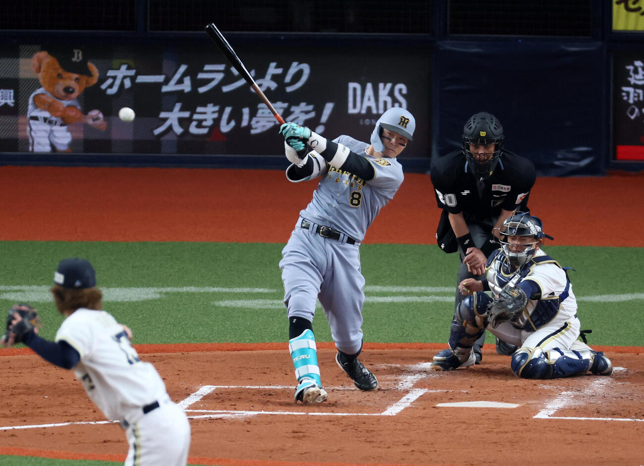 オリックス対阪神　3回表阪神無死、佐藤は中越え二塁打を放つ。投手寺西（撮影・加藤哉）