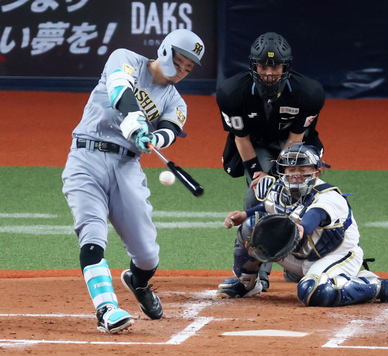 オリックス対阪神　3回表阪神無死、佐藤は中越え二塁打を放つ（撮影・加藤哉）