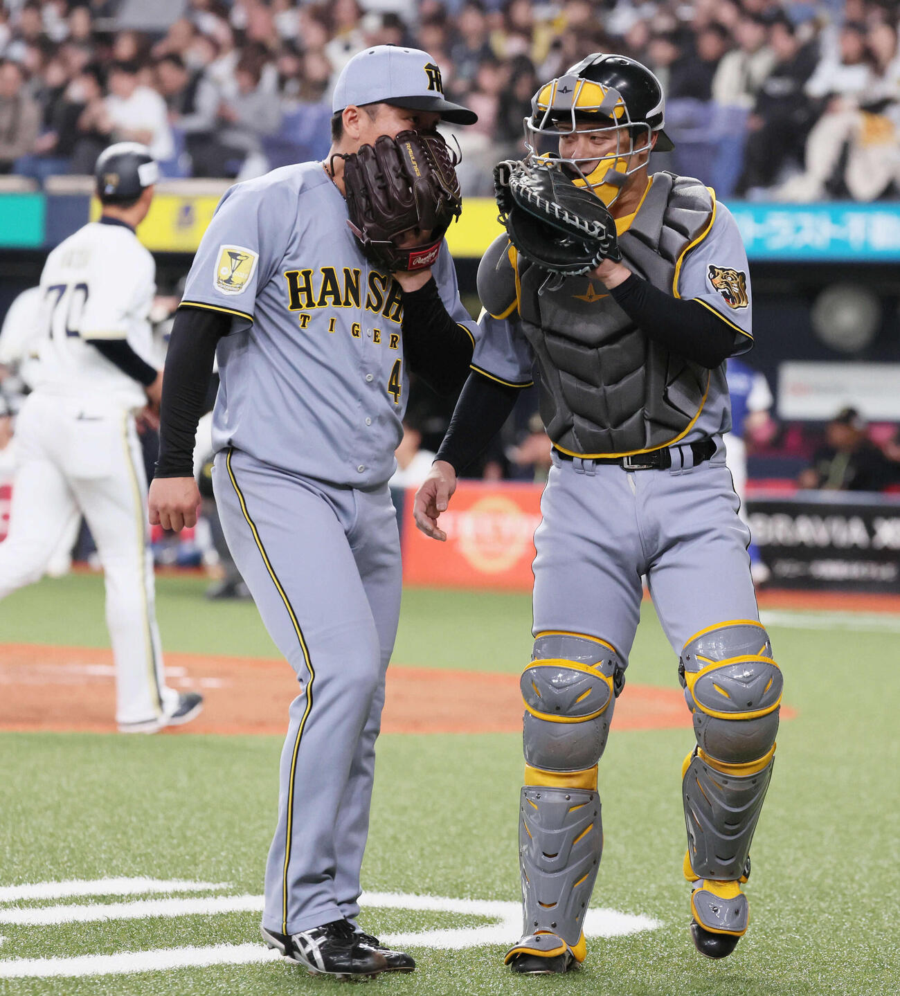 オリックス対阪神　2回裏オリックス攻撃終了、話し合いながらベンチに戻る村上（左）と坂本（撮影・宮崎幸一）