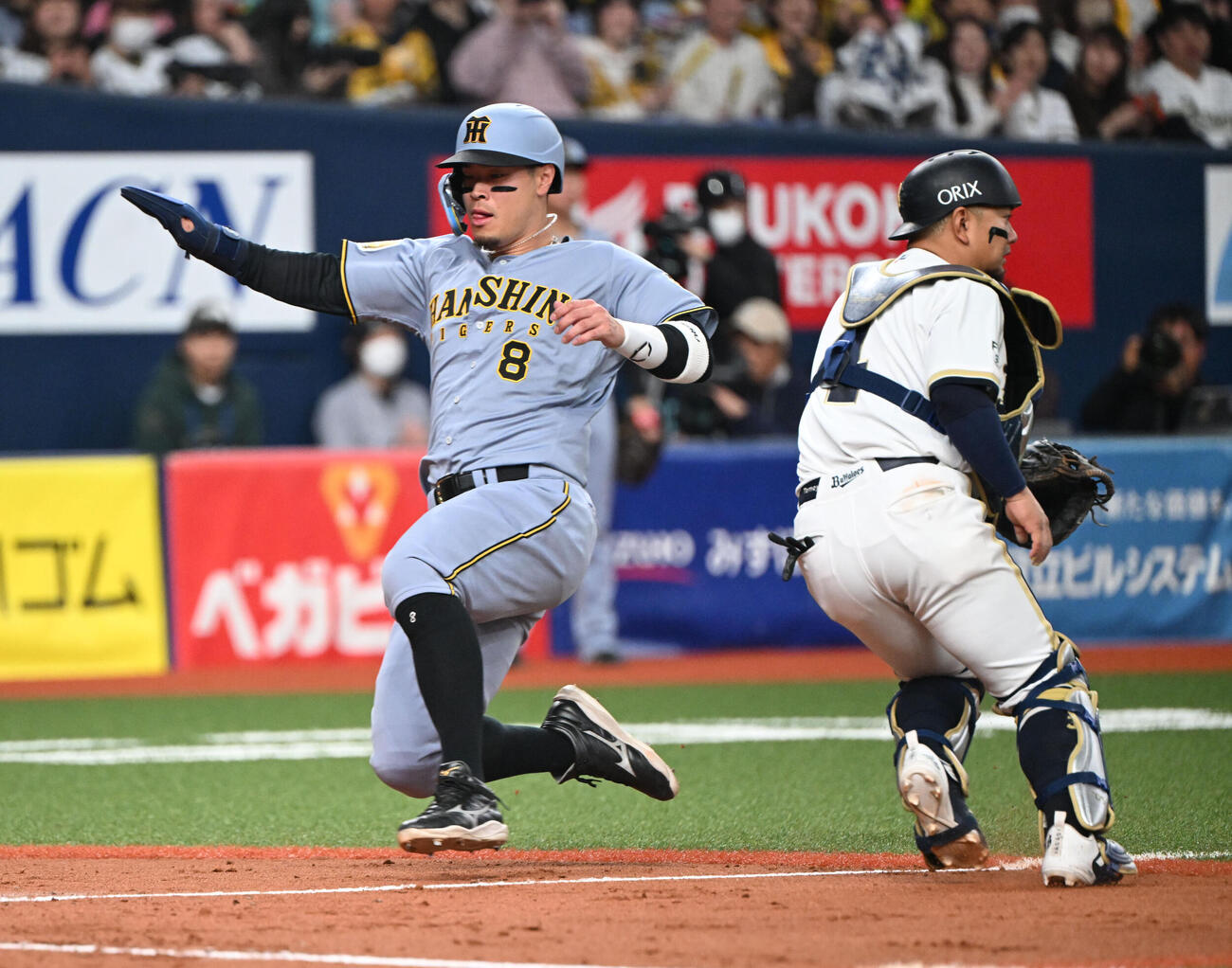 オリックス対阪神　3回表阪神2死二塁、高寺の中前適時打で生還する佐藤輝（撮影・和賀正仁）